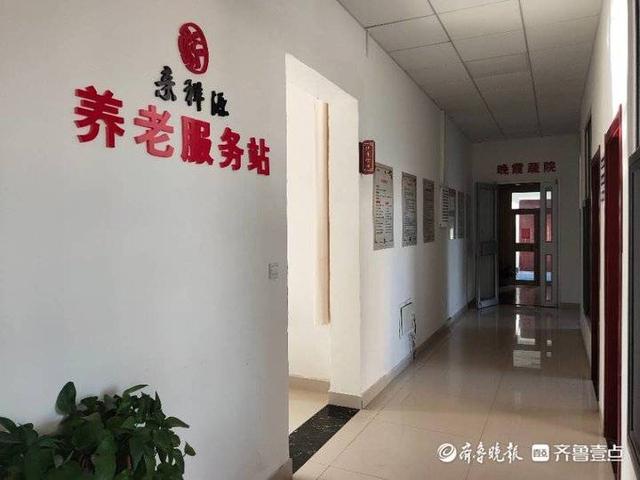 東利社區(qū)智慧養(yǎng)老服務(wù)站解民憂，居民送錦旗(圖2)