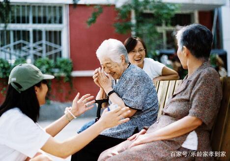 養(yǎng)老院雖好，但家庭照護床位更不賴，新型養(yǎng)老模式，多重選擇(圖1)
