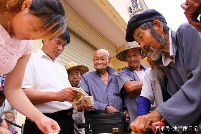 退休老人有福了！70歲老人享受養(yǎng)老金還有高齡補(bǔ)貼，你領(lǐng)取了嗎？(圖2)